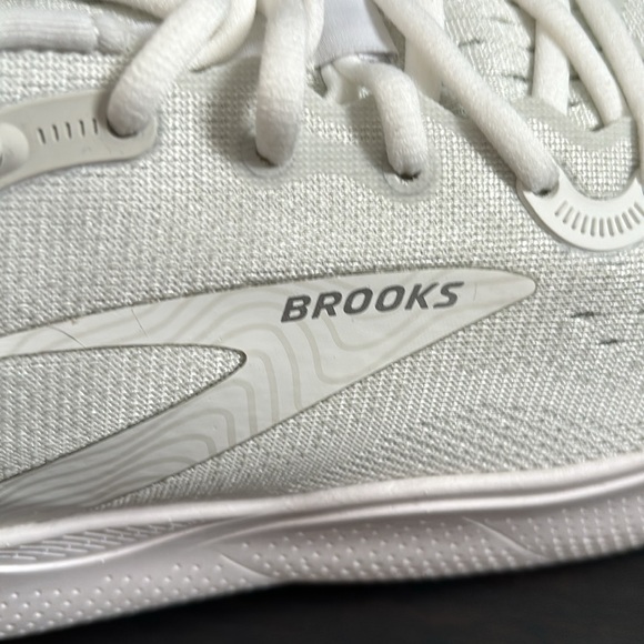 Brooks MEN’S GHOST MAX IN WHITE/OYSTER/METALLIC SILVER SZ 11.5 NEW IN BOX - Picture 9 of 11